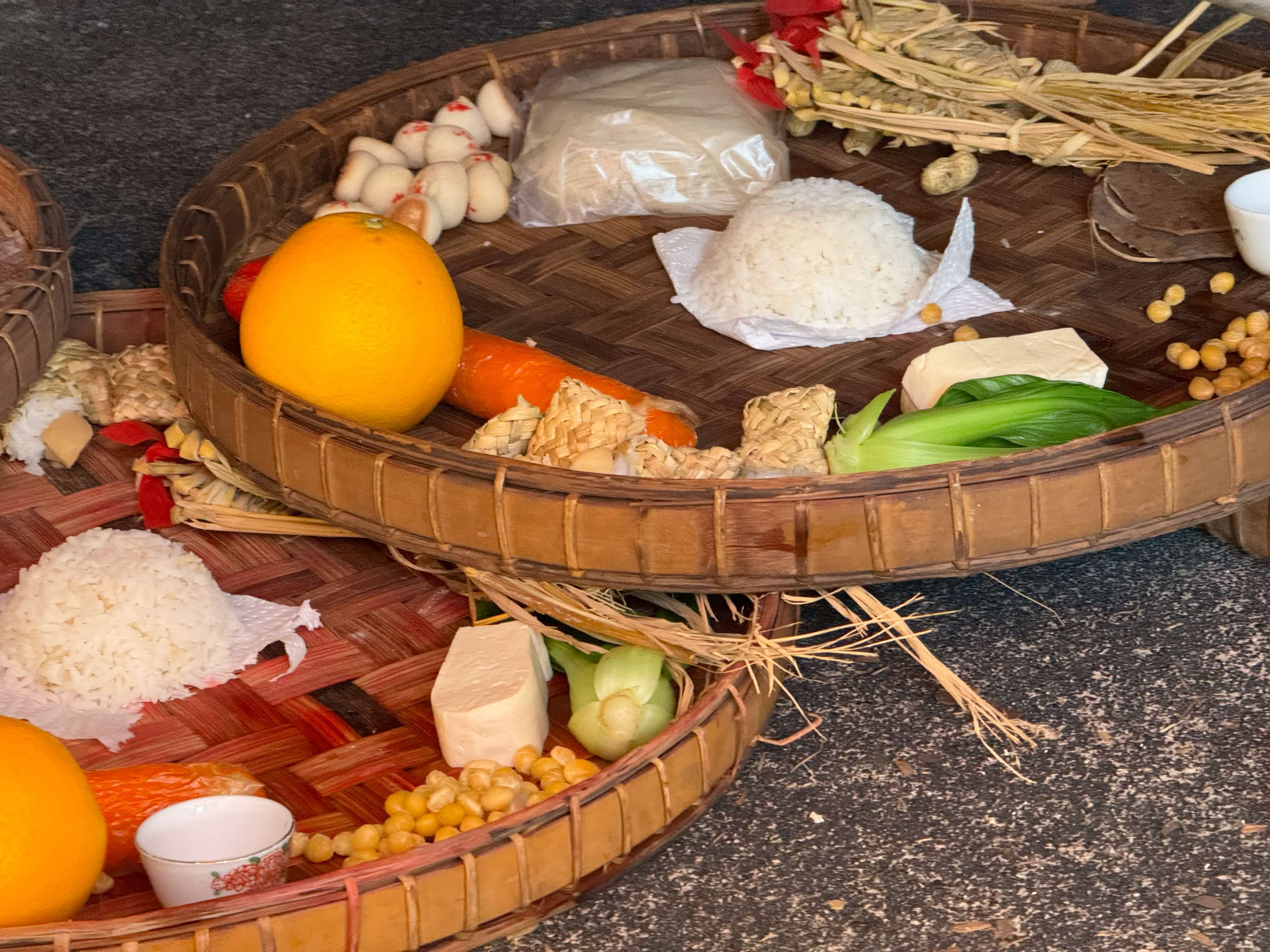 Gupan (孤盘) offerings for neglected spirits. 